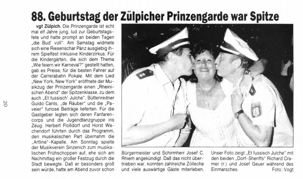 Maritta Kölner mit den beiden "Dorf-Sheriffs" Richard Cramer (r.) und Josef Geuer während des Einmarsches.
