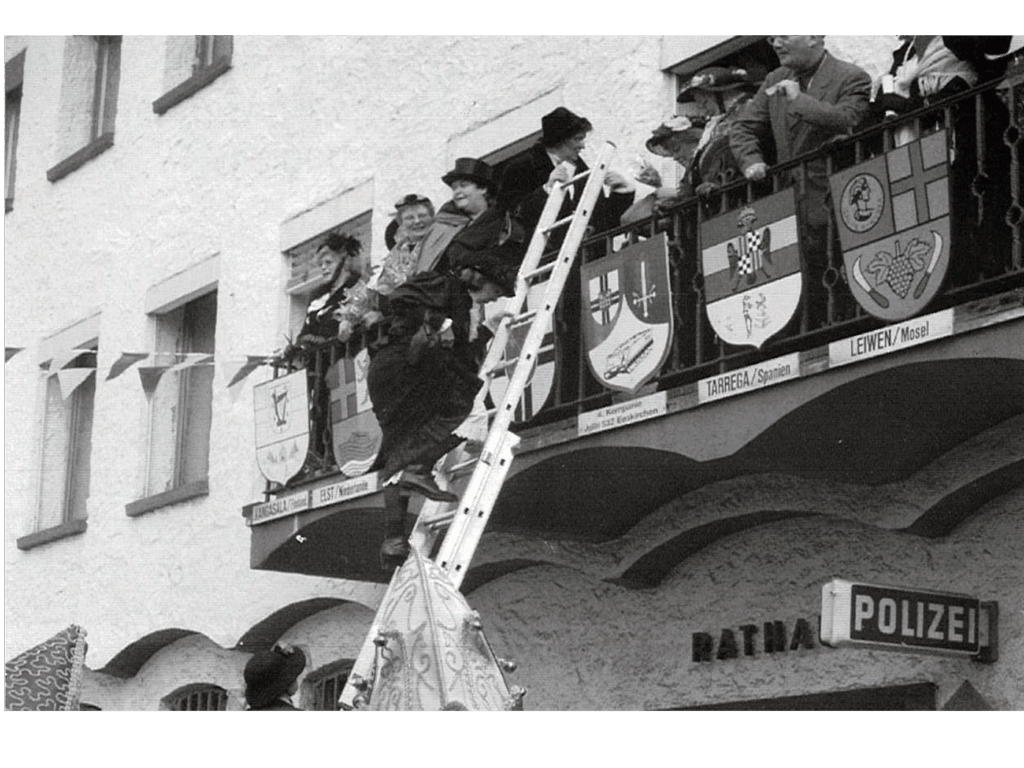 Die Möhnen stürmen das Rathaus 2004