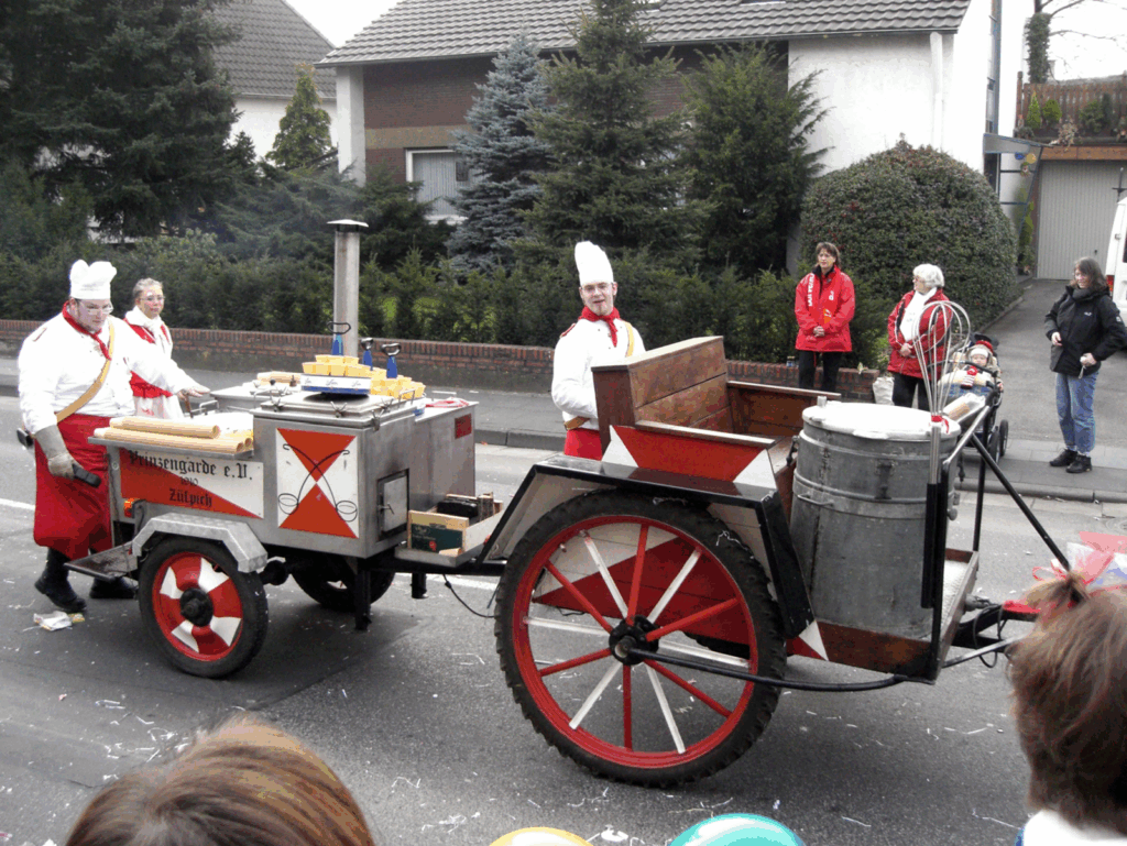 Die Köche mit Gulaschkanone im Rosenmontagszug 2002