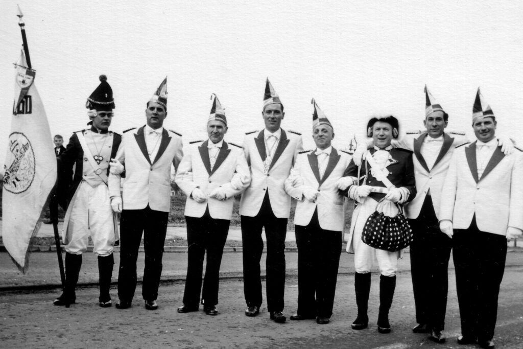 Litewkaträger vor dem Rosenmontagszug 1965